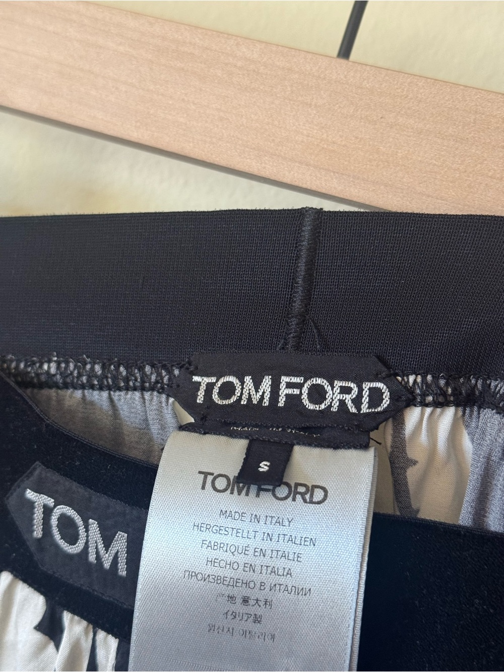 TOM FORD SILK TROPICAL FLORAL BLACK & WHITE SHORTS SIZE SMALL - Picture 5 of 6